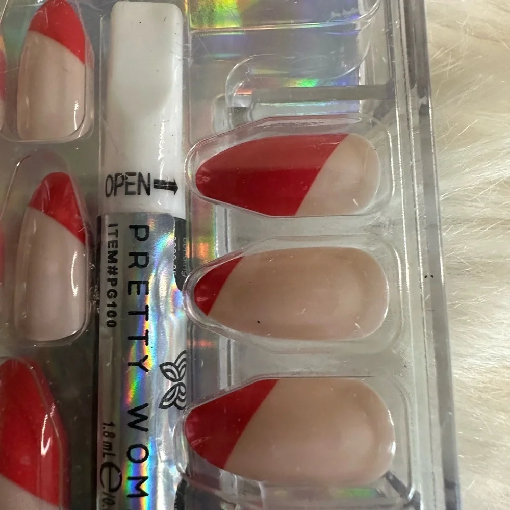 🩷5/$10 Red and Cream Faux Nails Set